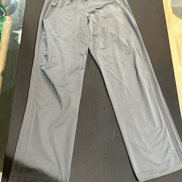 Adidas Light Gray Pants - Lightweight Comfort for Active Lifestyles - Picture 3 of 6